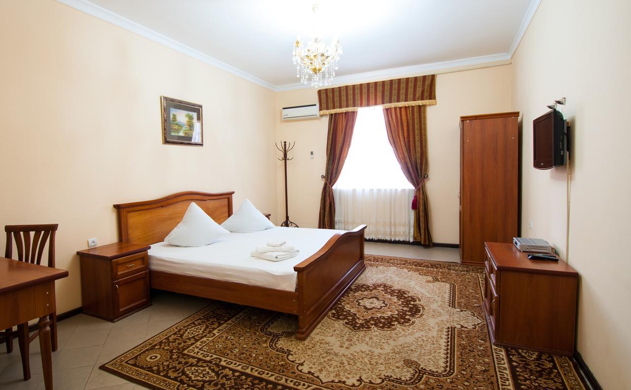Crown Hotel Tasken Kültér fotó